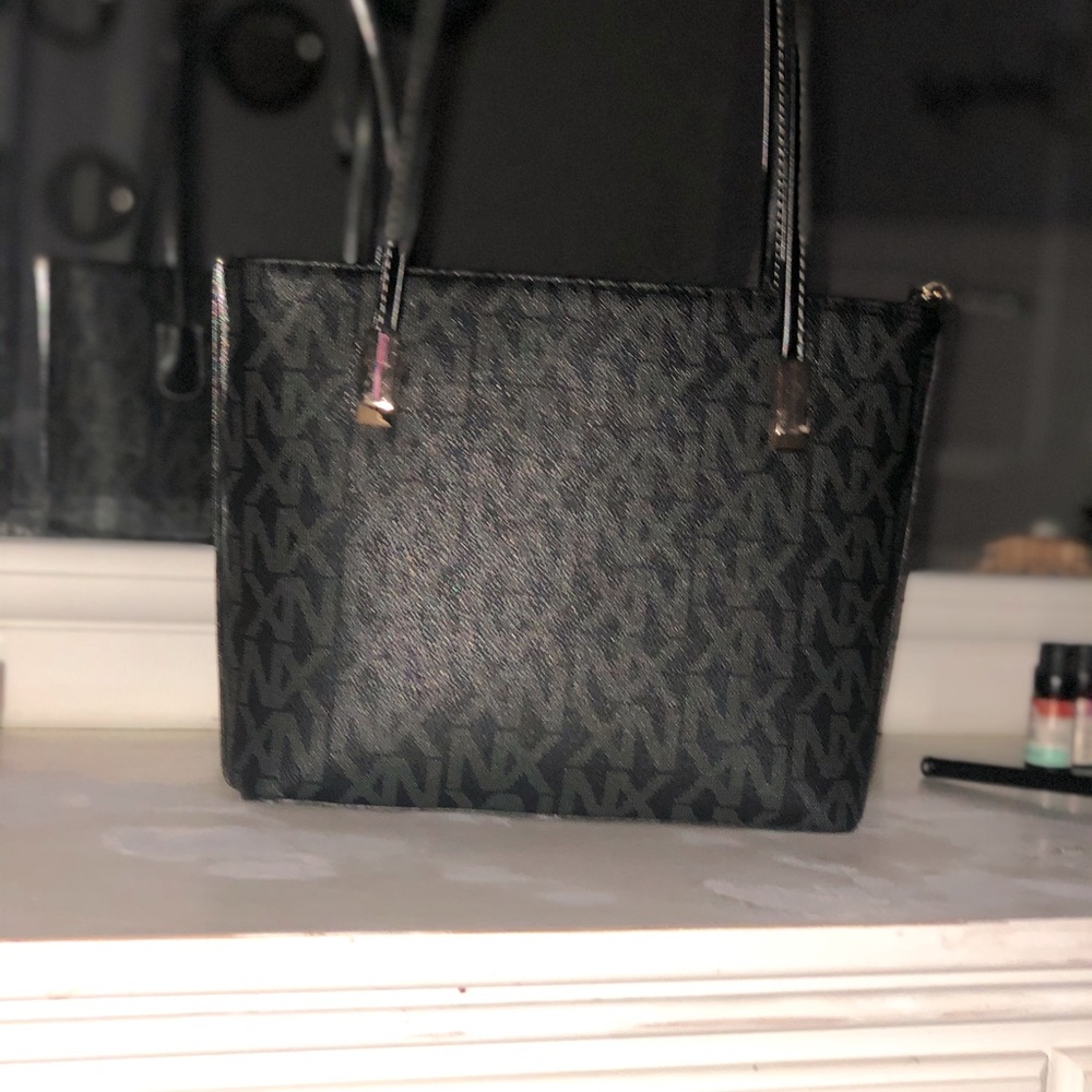 A black purse and can hold heavy stuff